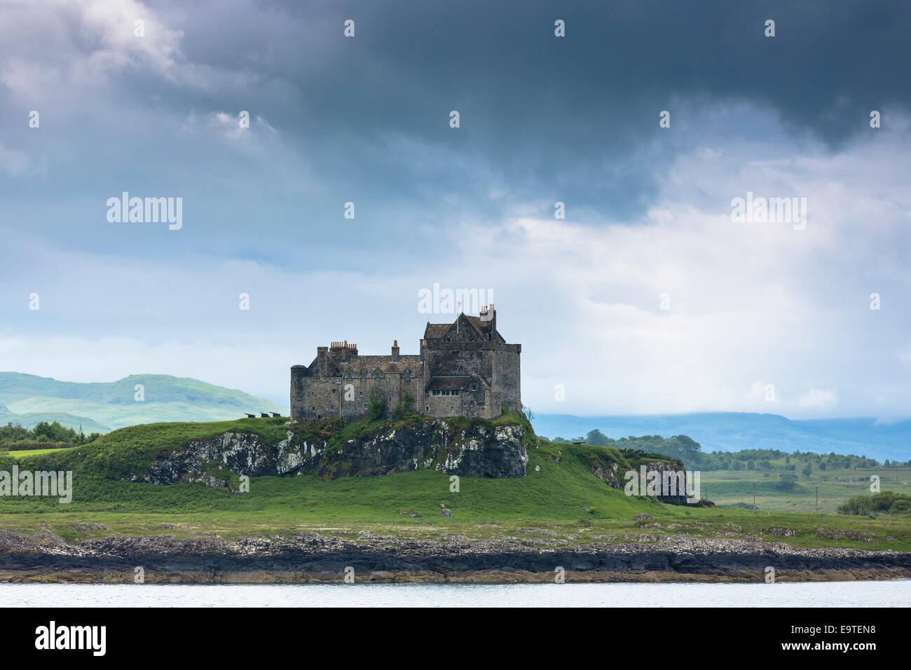 Sound of Mull et Duart Castle (accueil du clan Maclean) sur l'île de Mull dans les Hébrides intérieures et les îles de l'Ouest, de la côte ouest de l'OCS Banque D'Images