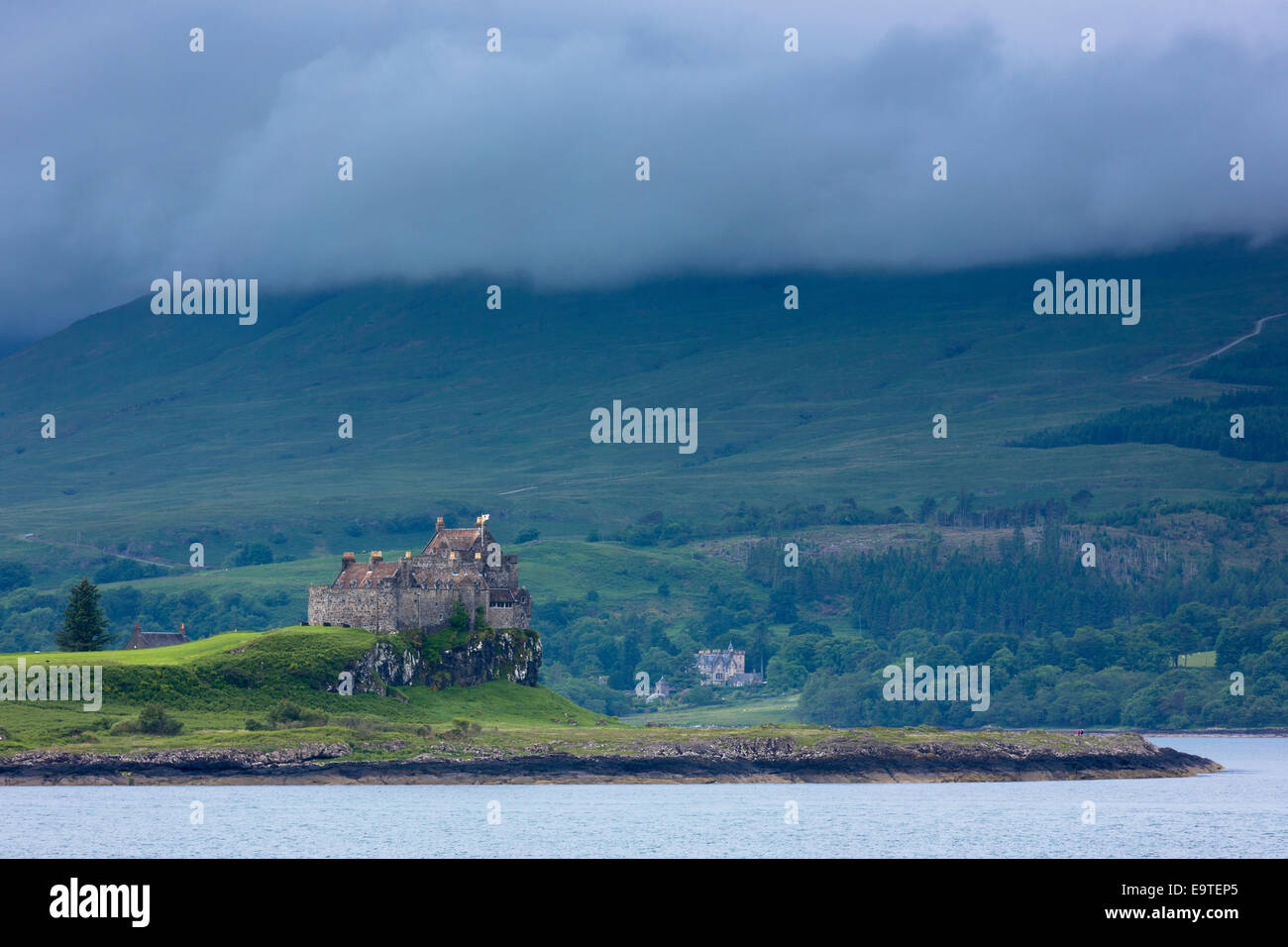 Sound of Mull et Duart Castle (accueil du clan Maclean) sur l'île de Mull dans les Hébrides intérieures et les îles de l'Ouest, de la côte ouest de l'OCS Banque D'Images