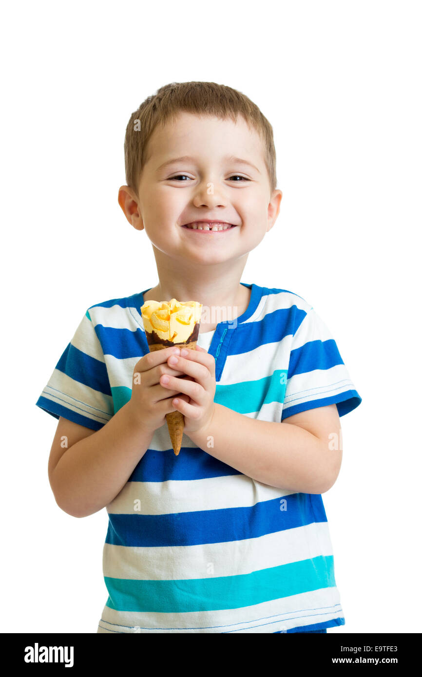 Happy kid boy eating ice cream en studio isolated Banque D'Images