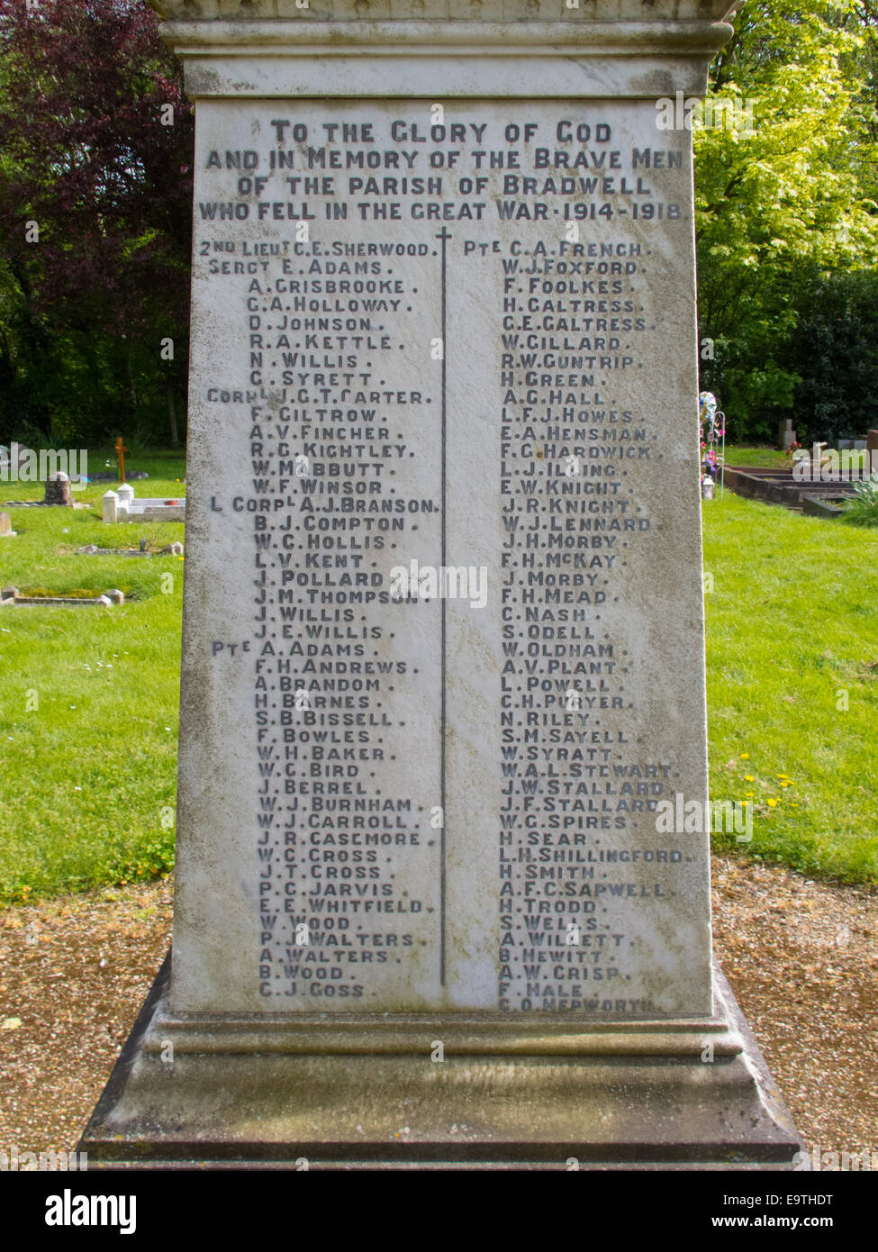 Monument à Bradwell nouvelles pour ceux qui sont morts pendant la première guerre mondiale. C'est un blanc de 11 pieds en marbre sicilien, surmontée de la figure d'un soldat en uniforme sur le terrain. Les noms de ceux qui ont été tués pendant la seconde guerre mondiale ont été ajoutés plus tard. Banque D'Images