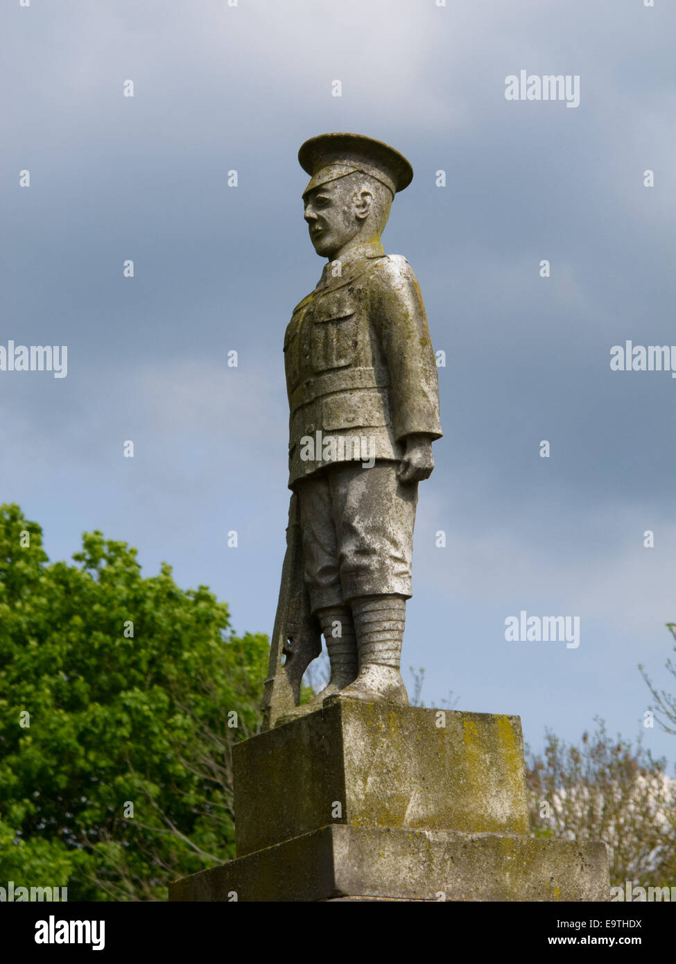 Monument à Bradwell nouvelles pour ceux qui sont morts pendant la première guerre mondiale. C'est un blanc de 11 pieds en marbre sicilien, surmontée de la figure d'un soldat en uniforme sur le terrain. Les noms de ceux qui ont été tués pendant la seconde guerre mondiale ont été ajoutés plus tard. Banque D'Images