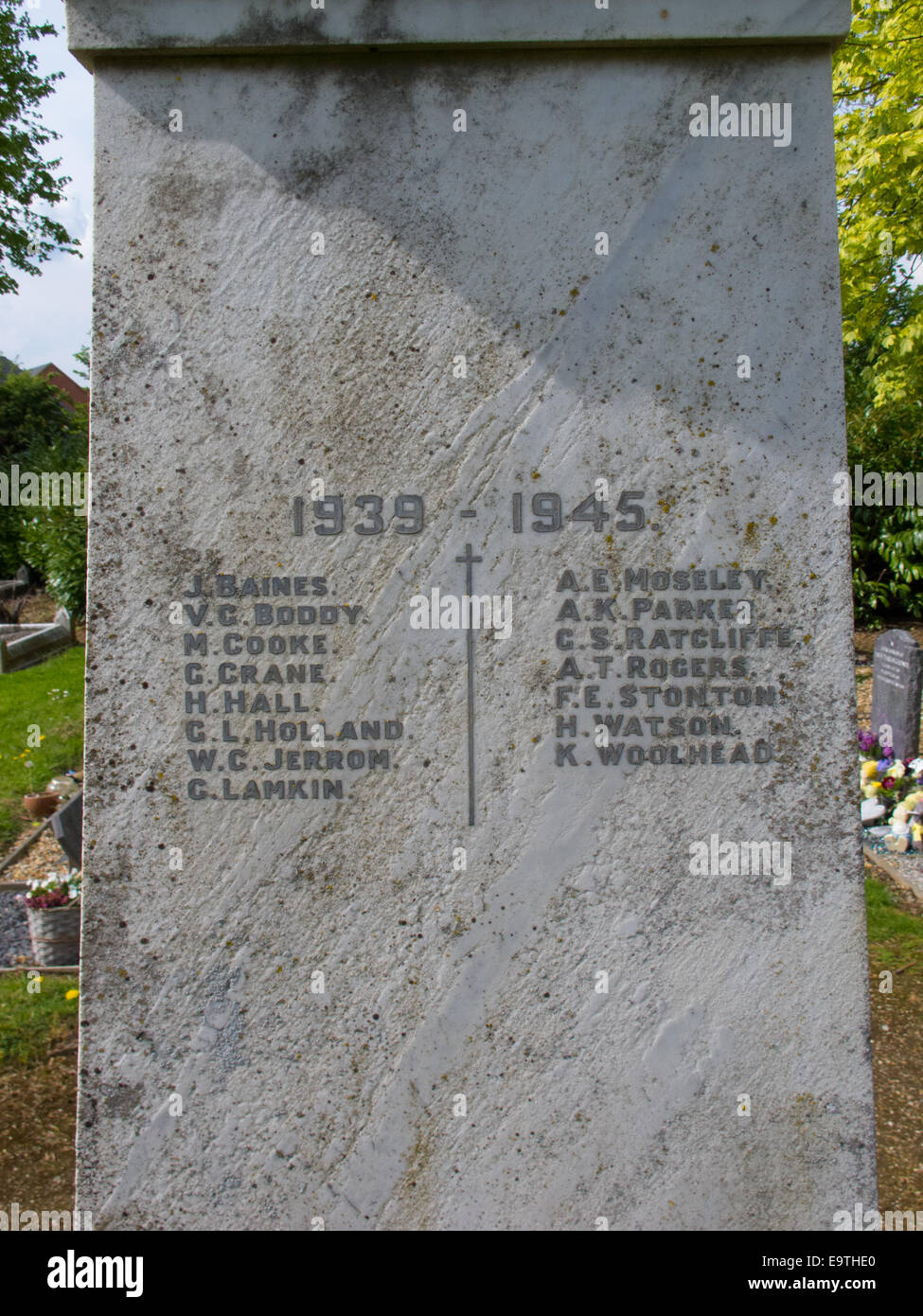 Monument à Bradwell nouvelles pour ceux qui sont morts pendant la première guerre mondiale. C'est un blanc de 11 pieds en marbre sicilien, surmontée de la figure d'un soldat en uniforme sur le terrain. Les noms de ceux qui ont été tués pendant la seconde guerre mondiale ont été ajoutés plus tard. Banque D'Images