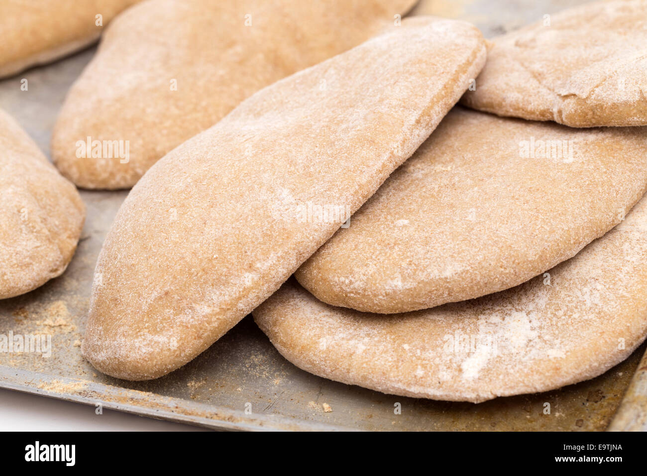 Pains fait maison égyptienne traditionnelle de pain pita, frais du four.  appelé baladi aish Photo Stock - Alamy
