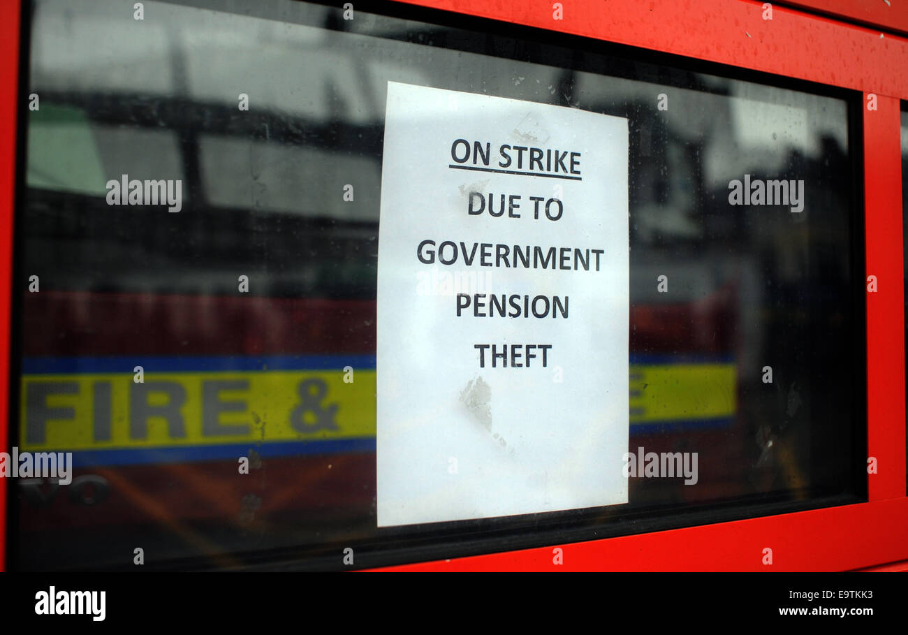 2e Nov, 2014. Une bannière accrochée à la Preston Circus Fire Station Brighton en disant 'Fermé pour cause de vol de pension du gouvernement" Banque D'Images