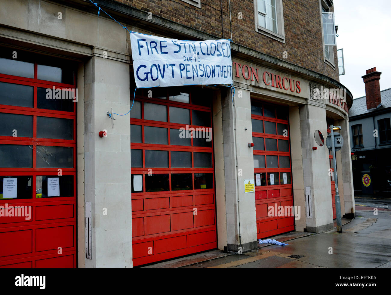 2e Nov, 2014. Une bannière accrochée à la Preston Circus Fire Station Brighton en disant 'Fermé pour cause de vol de pension du gouvernement" Banque D'Images