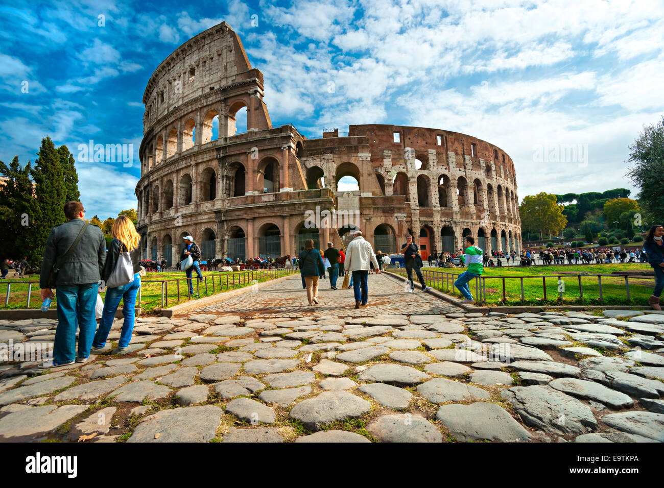 ROME - 21 OCTOBRE : Coliseum extérieur sur le 21 octobre 2011 à Rome, Italie. Le Colisée est l'une des plus touristiques attra Banque D'Images