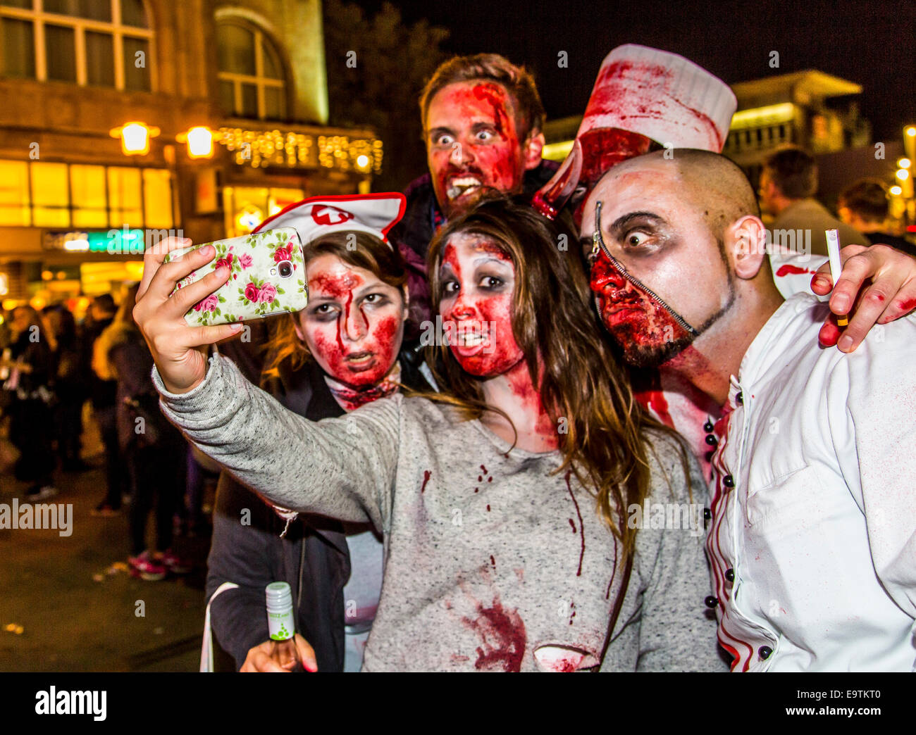 Zombie Walk, un événement d'Halloween, où plus de 1000 personnes vêtues et un miroir, rencontrez et marcha dans la ville, comme les Zombies Banque D'Images
