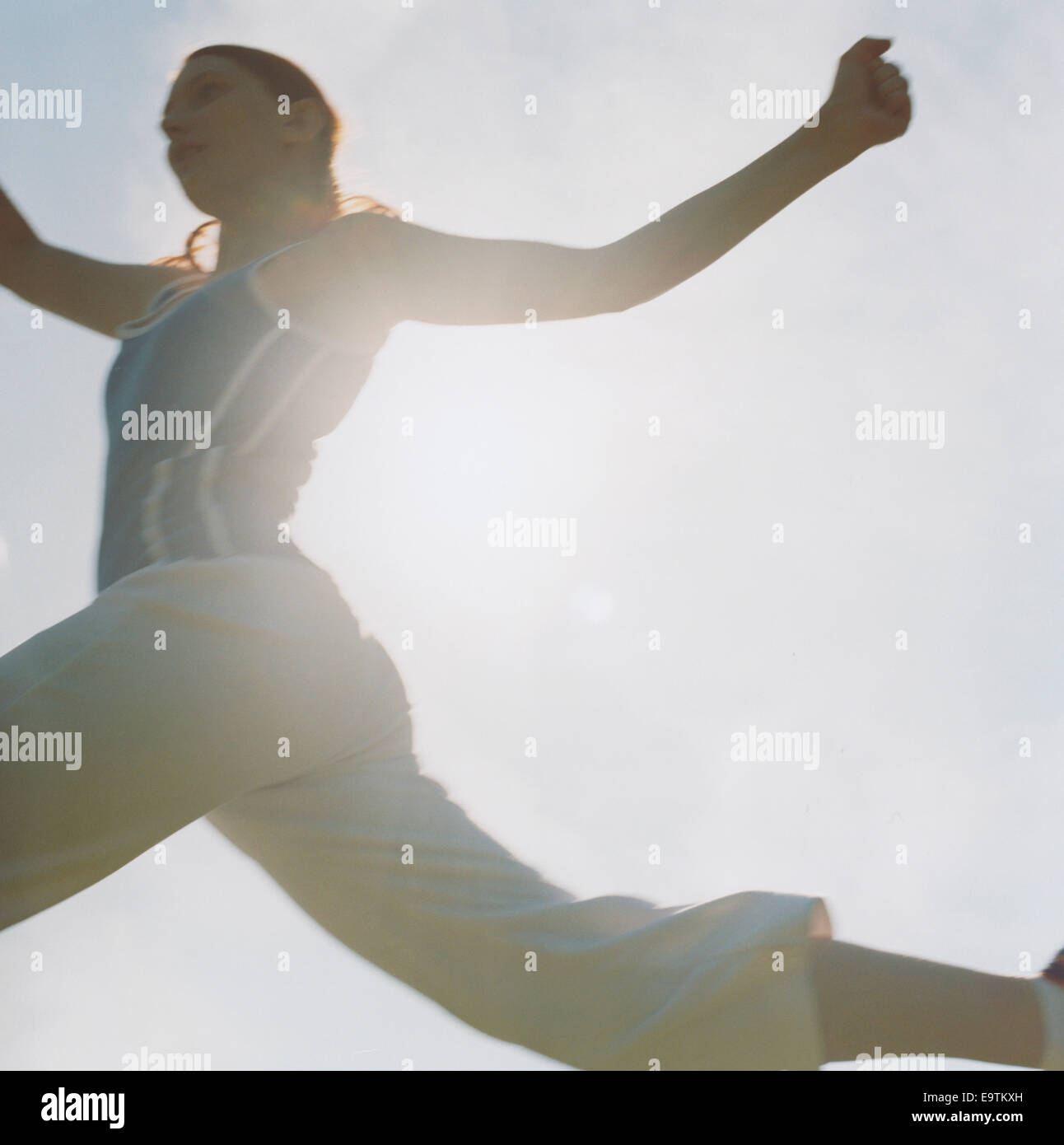 Femme saut Banque D'Images