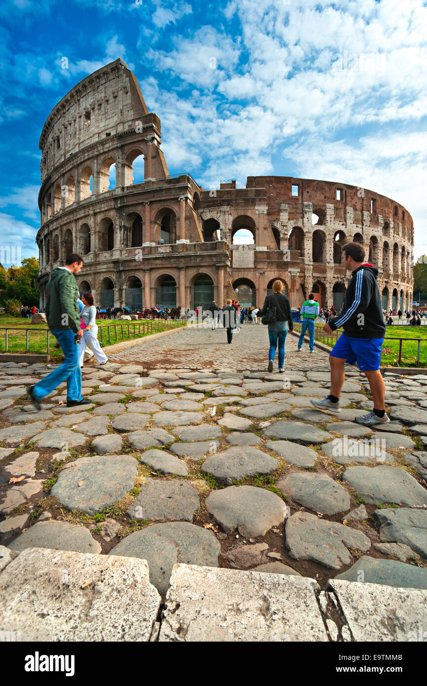 ROME - 21 OCTOBRE : Coliseum extérieur sur le 21 octobre 2011 à Rome, Italie. Le Colisée est l'une des plus touristiques attra Banque D'Images
