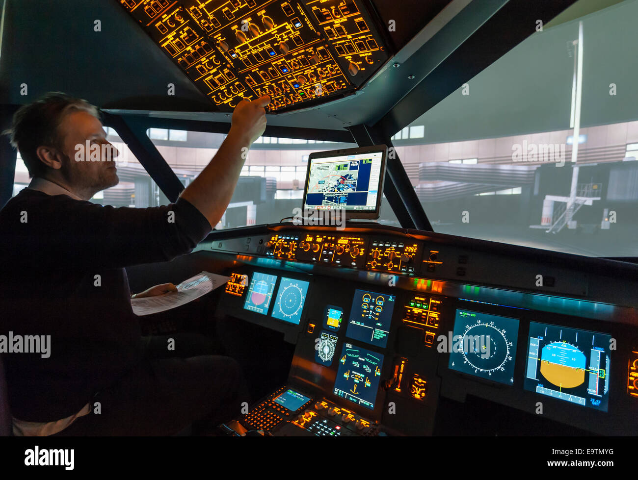 Cockpit d'un Airbus A320 de Flight Simulator qui est utilisé pour la formation de pilotes de ligne professionnelle (préparation pour le décollage) Banque D'Images