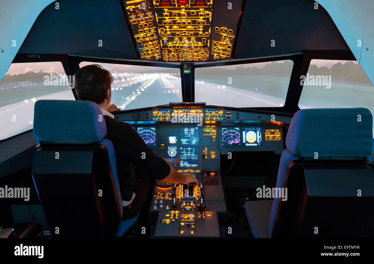 Cockpit d'un Airbus A320 de Flight Simulator qui est utilisé pour la formation de pilotes de ligne professionnelle (préparation pour le décollage) Banque D'Images