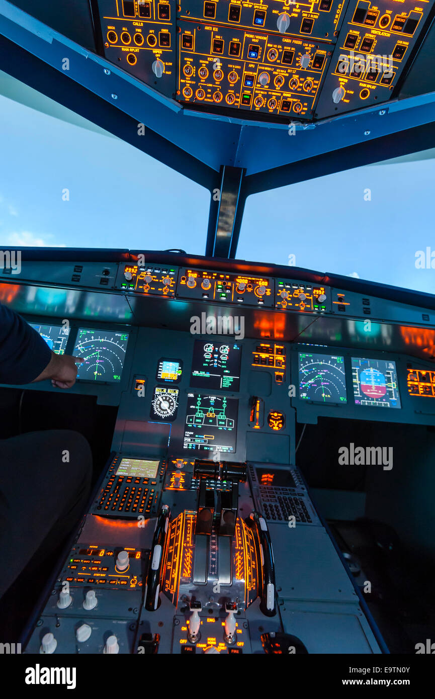 Cockpit d'un Airbus A320 de Flight Simulator qui est utilisé pour la  formation des pilotes de ligne professionnels Photo Stock - Alamy