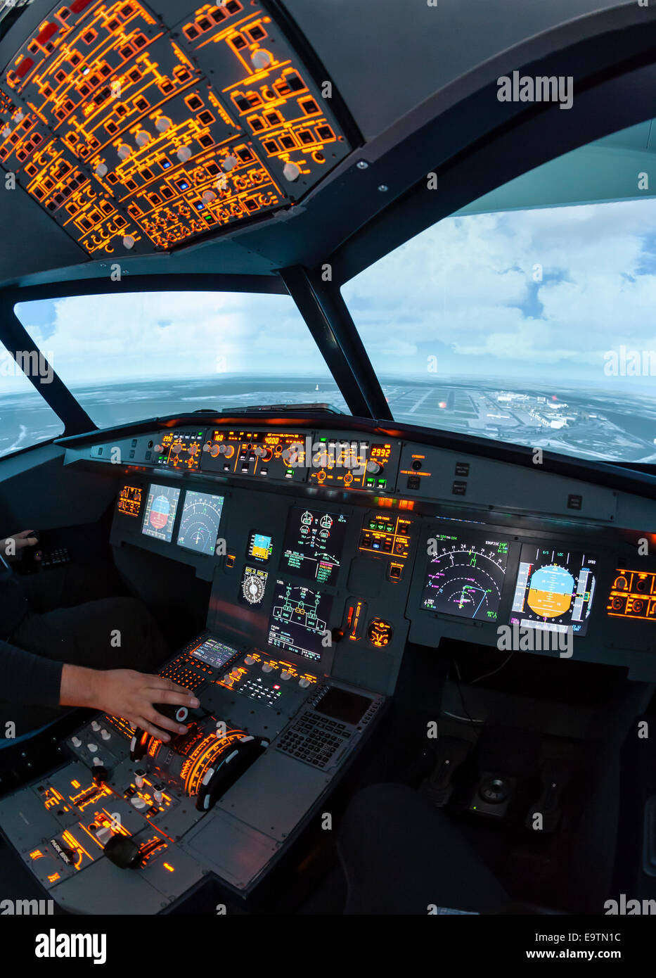 Cockpit d'un Airbus A320 de Flight Simulator qui est utilisé pour la formation de pilotes de ligne professionnelle (au cours de 'vol') Banque D'Images