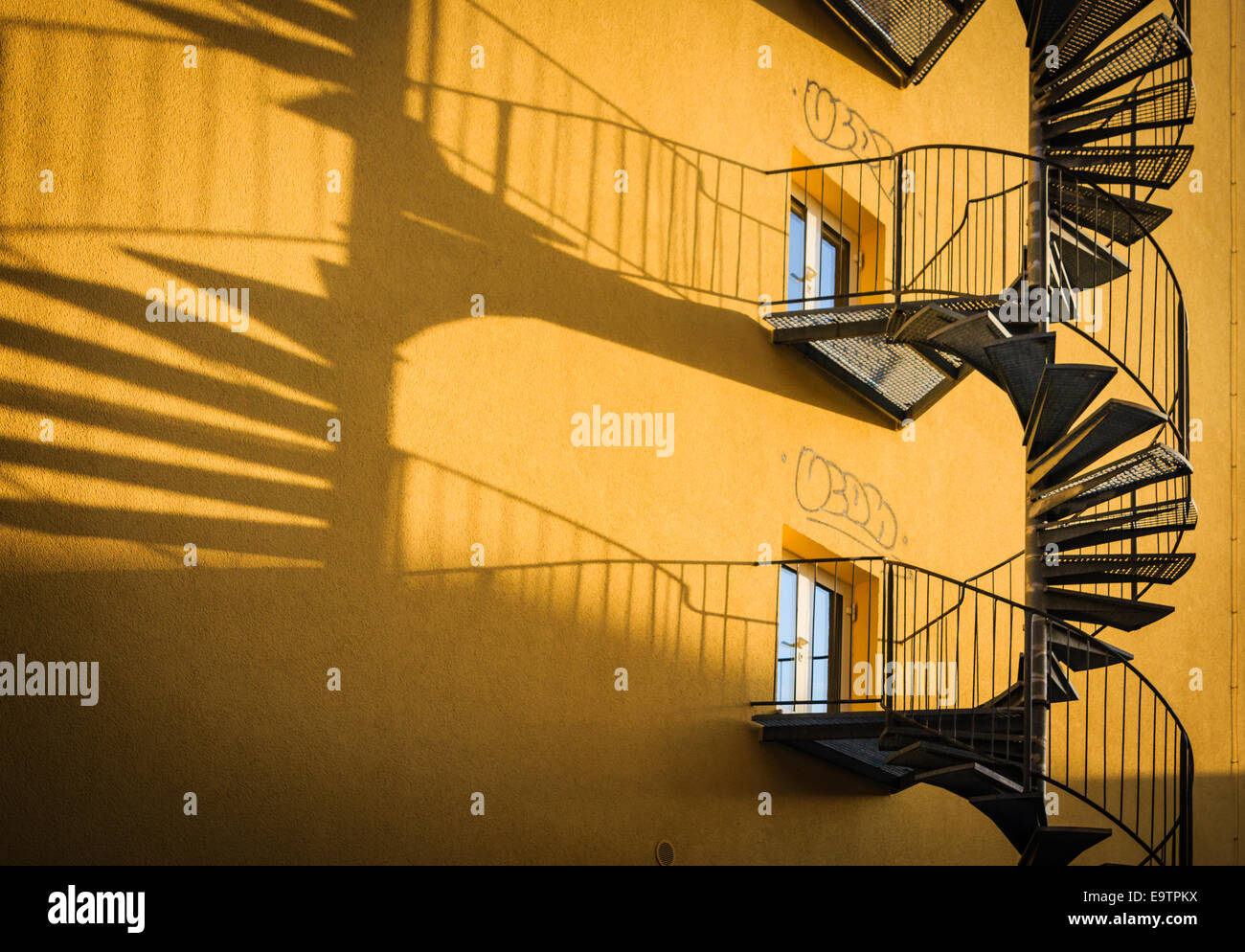 Un escalier de secours escalier sur mur jaune, vue extérieure du bâtiment Banque D'Images