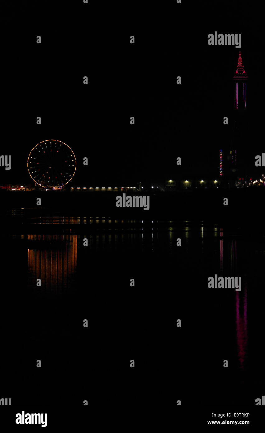 Portrait de nuit au nord de Central Pier 'big wheel' et rouge en raison de la tour de Blackpool, Blackpool Illuminations de sable, UK Banque D'Images