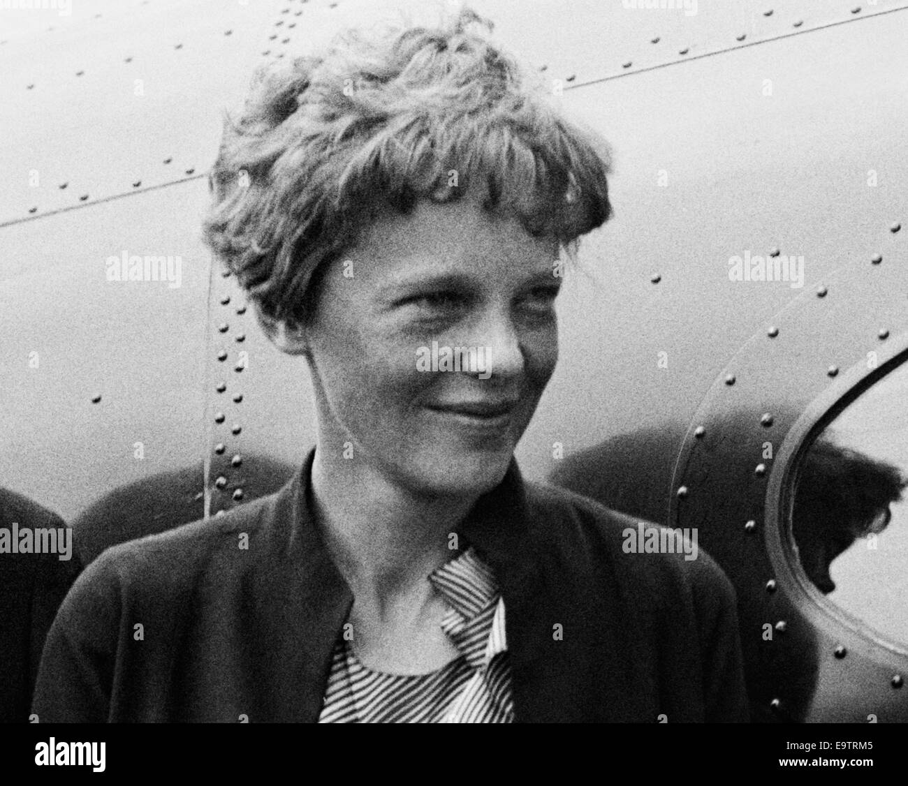 Photo d'époque de la pionnière et auteure de l'aviation américaine Amelia Earhart (1897 – déclarée morte en 1939) – Earhart et son navigateur Fred Noonan ont connu une célèbre disparition en 1937 alors qu'elle essayait de devenir la première femme à effectuer un vol de navigation du globe. Photo prise en 1932. Banque D'Images