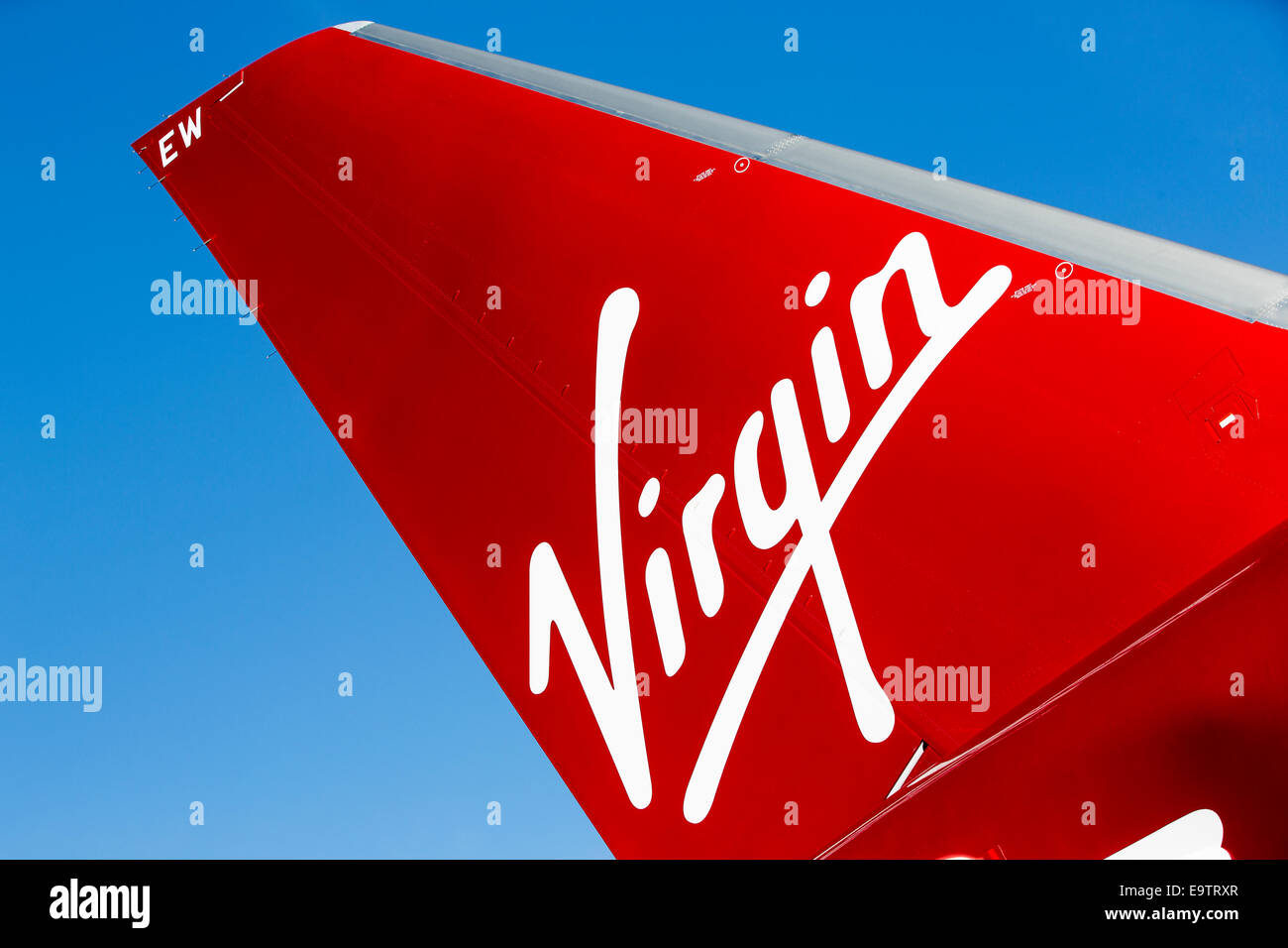 Virgin Atlantic Boeing 787 Dreamliner dérive contre un ciel bleu sur une journée ensoleillée. Banque D'Images