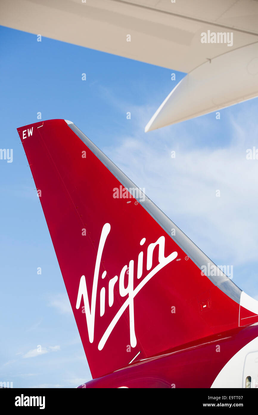 Virgin Atlantic Boeing 787 Dreamliner dérive contre un ciel bleu sur une journée ensoleillée. Banque D'Images