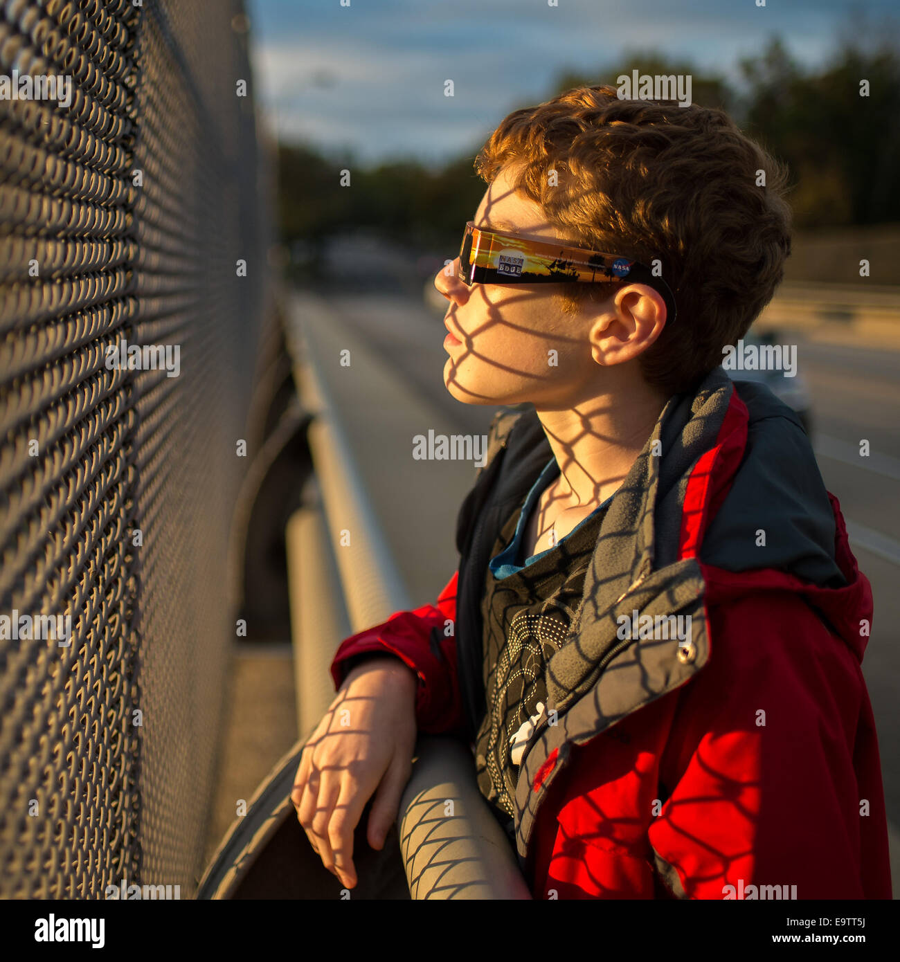 12-year-old Alex Frye regarde une éclipse solaire partielle à l'aide de lunettes de vision spéciale d'un viaduc à Arlington, VA, le jeudi 23 octobre, 2014, . Banque D'Images