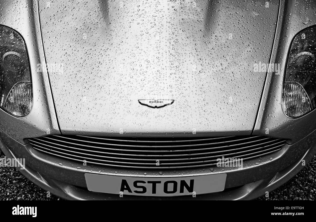 Aston Martin DB9 avec les gouttelettes d'eau en monochrome Banque D'Images