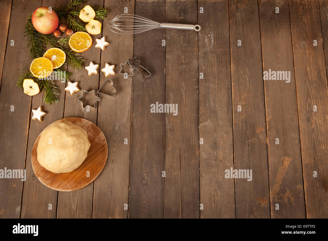 Retour Noël rustique, pâte à biscuits prête avec des formes de piercing Banque D'Images
