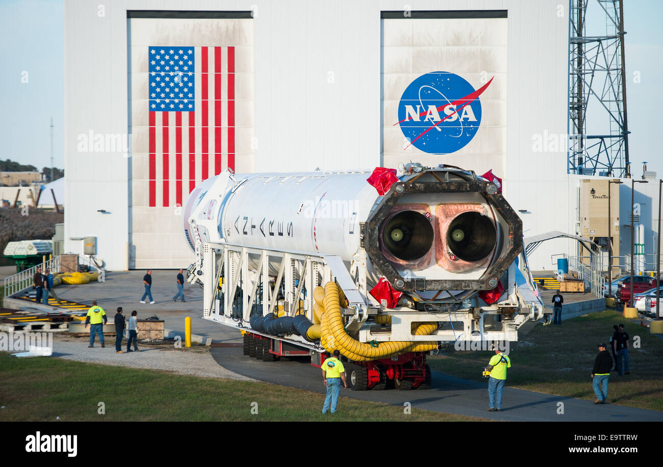 L'Orbital Sciences Corporation Antares rocket, avec l'engin spatial Cygnus à bord, roule d'l'intégration horizontale (HIF) aire de lancement-0A, vendredi, le 24 octobre 2014, de la NASA à Wallops Flight Facility en Virginie. L'Antares va lancer avec Banque D'Images