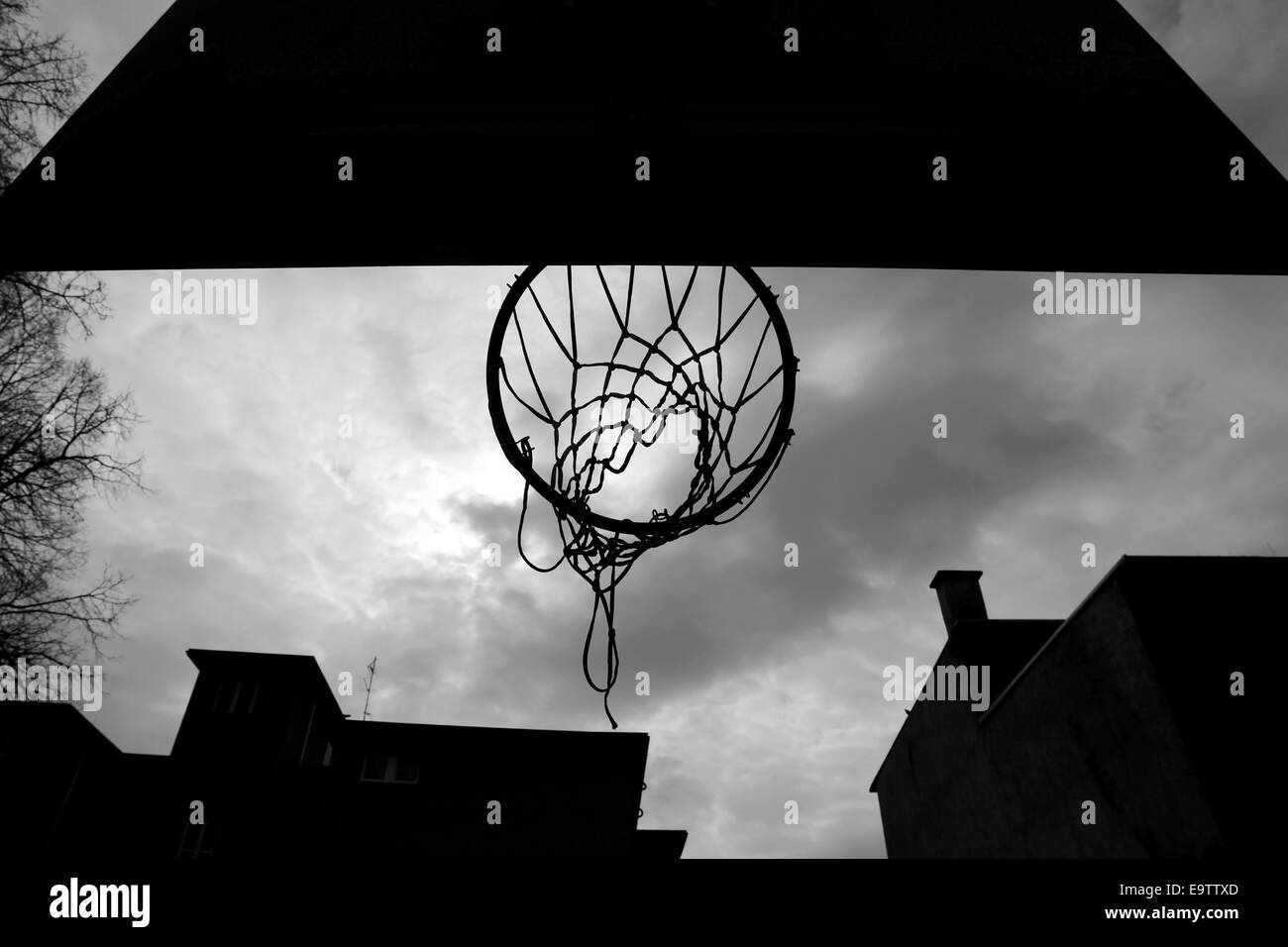 La silhouette d'un panier de basket-ball à l'aire de jeux, prises d'en bas Banque D'Images