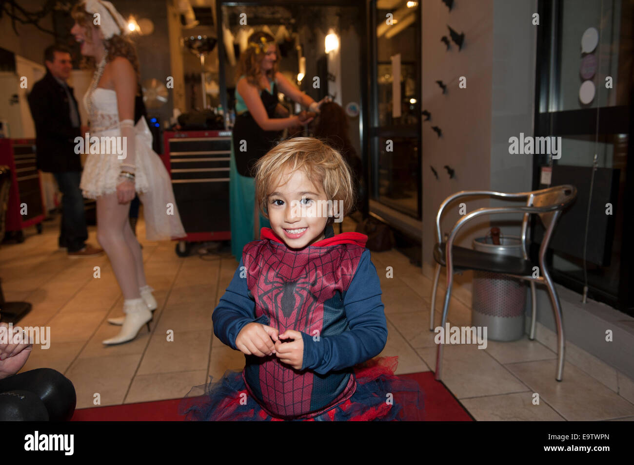 Une fillette de deux ans sur l'Halloween à la coiffure dans la région de Battery Park City, Manhattan, où sa mère travaille. Banque D'Images