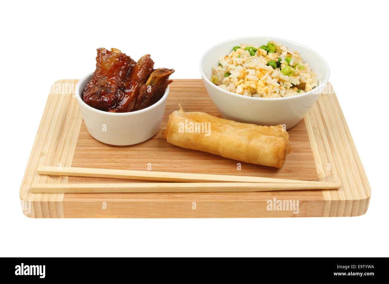 En-cas chinois, côtes levées, l'oeuf au plat de riz et un rouleau de crêpes avec des baguettes de bambou sur un bord blanc isolé contre Banque D'Images