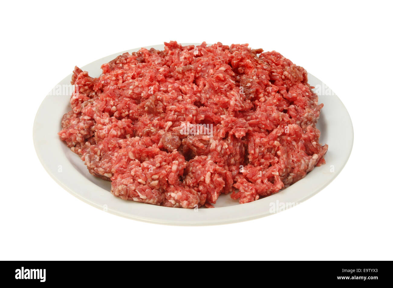 Assiette de viande hachée crue isolés contre white Banque D'Images