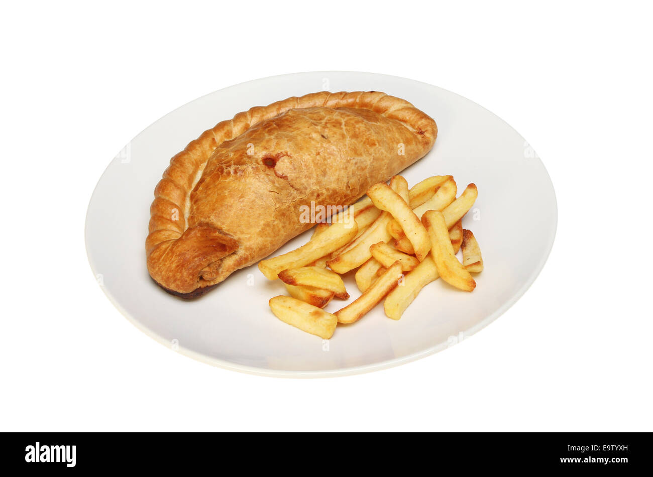 Cornish pasty et frites sur une assiette blanche contre isolés Banque D'Images