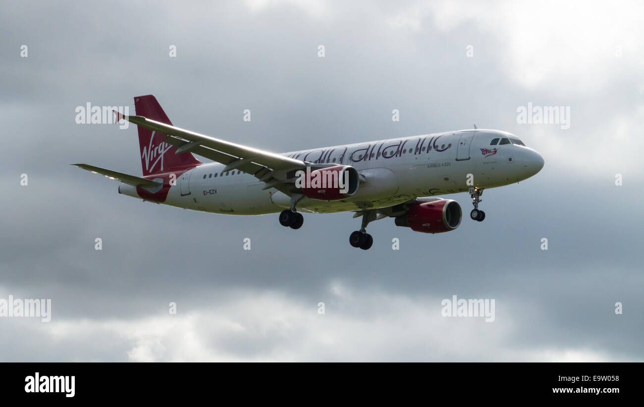 Airbus A320 de Virgin Atlantic (EI-EZV) l'atterrissage à l'Aéroport International de Manchester. Banque D'Images