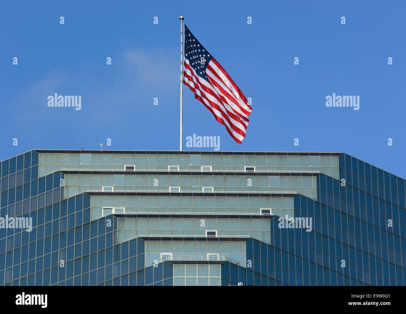 Drapeau américain sur le dessus de l'édifice moderne à San Diego, Californie, USA. Banque D'Images