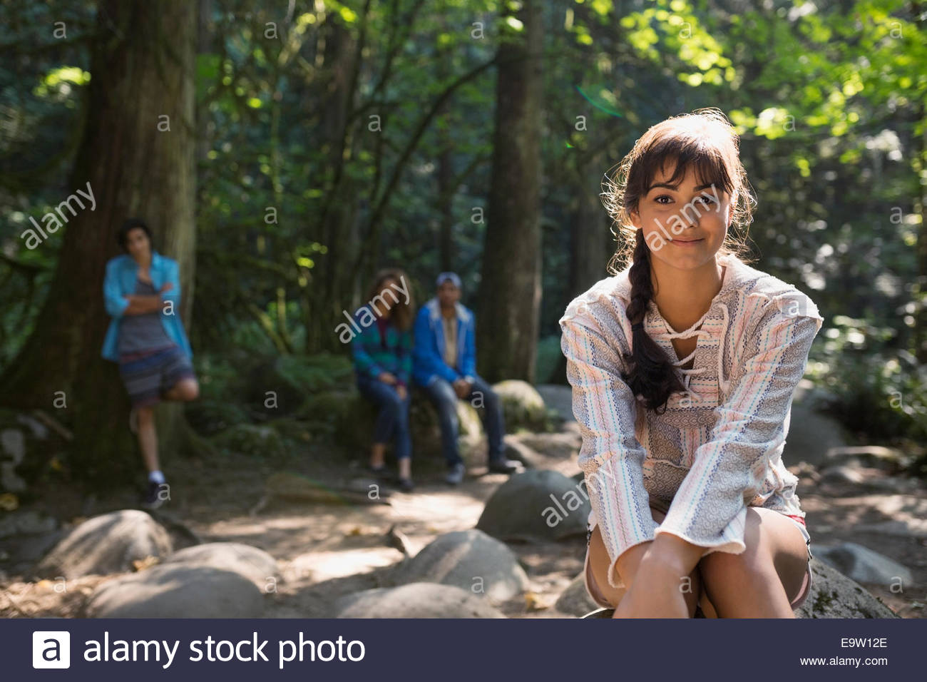 Portrait of smiling young woman in woods Banque D'Images