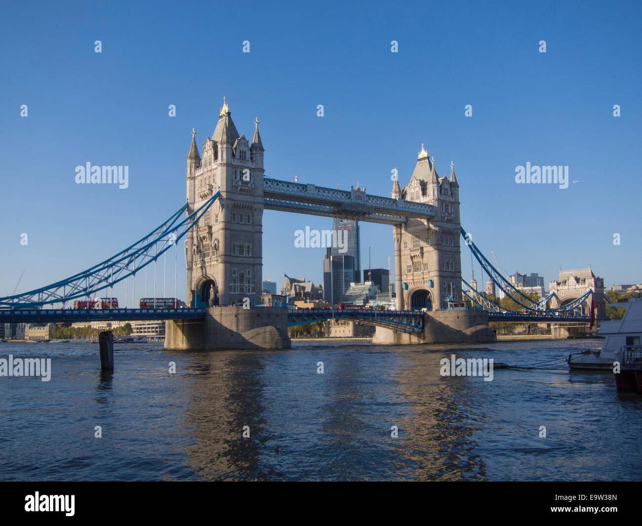 Tower Bridge et de la Tamise, Londres. UK journée ensoleillée en octobre. Banque D'Images