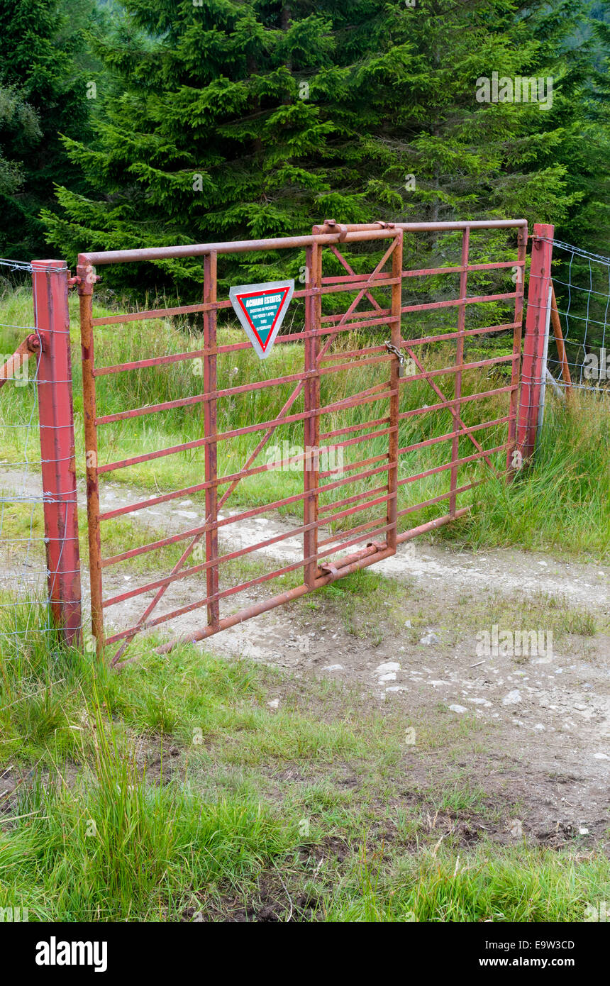 Verrouillé La Porte et Deer Fence, Acharn Estates, Gleann Auchreoch, Stirlingshire, Scotland, UK Banque D'Images