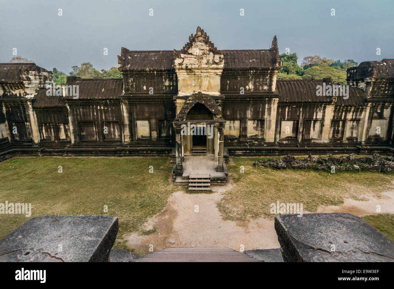 Angkor Wat a été d'abord un Hindou,puis par la suite, un temple bouddhiste au Cambodge et le plus grand dans le religieux monum. wor Banque D'Images