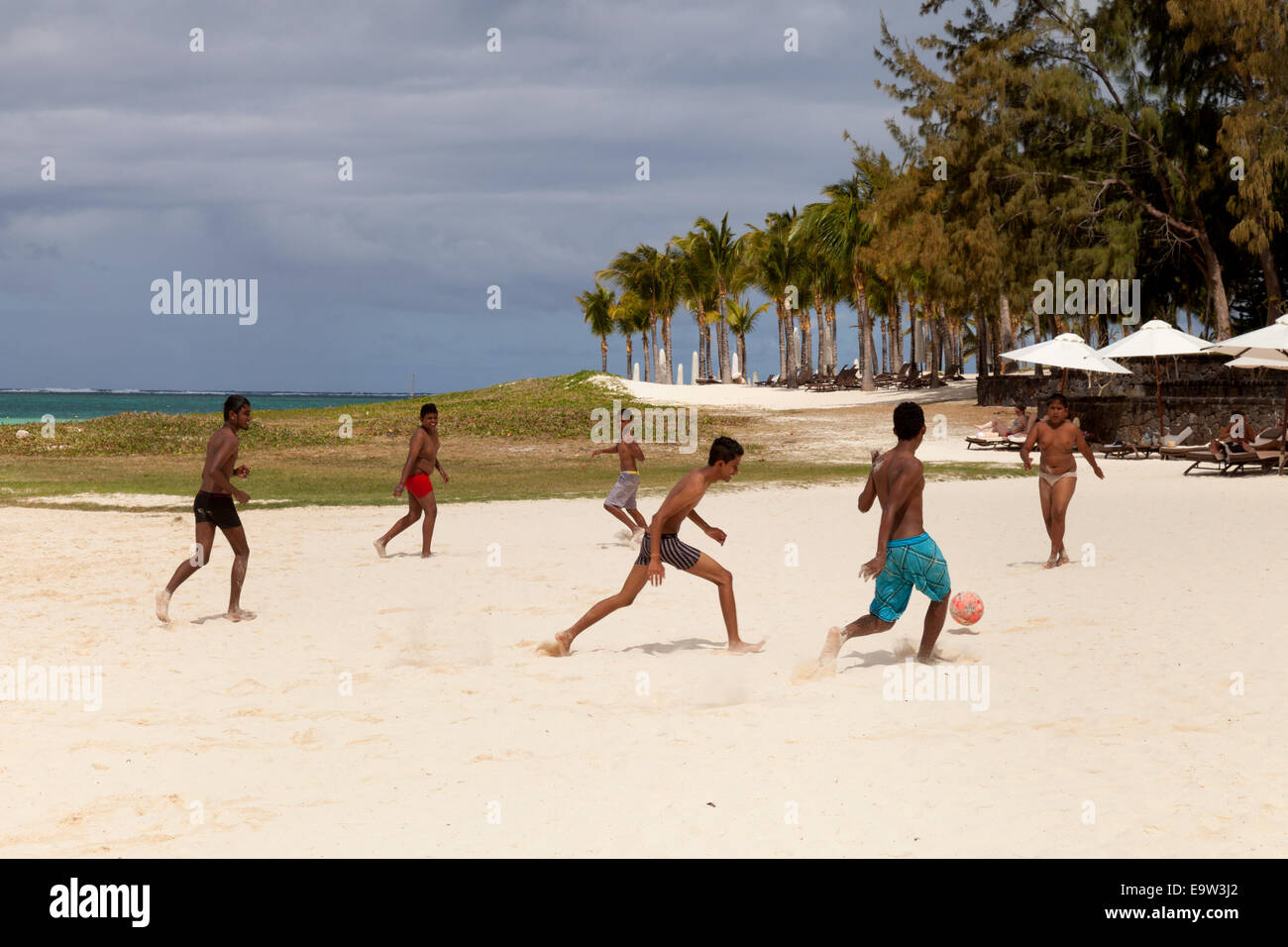 Ile Maurice : enfants et adolescents jouent au football sur la plage, plage de Belle Mare, sur la côte est, dans l'Ile Maurice Banque D'Images