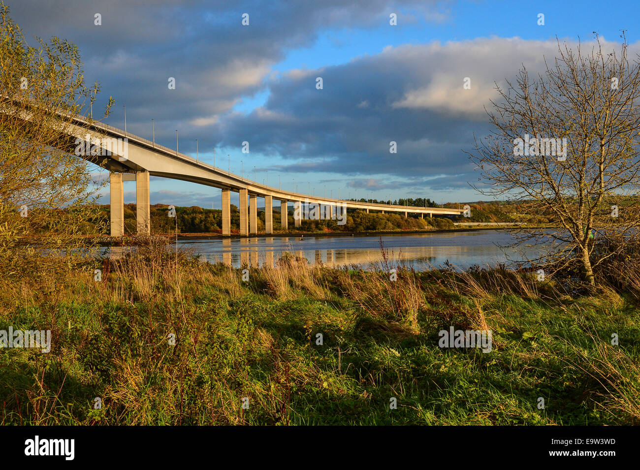 Stock photo - Foyle bridge, Derry, Londonderry, en Irlande du Nord. Ouvert en 1984, il est le plus long pont en Irlande. Banque D'Images