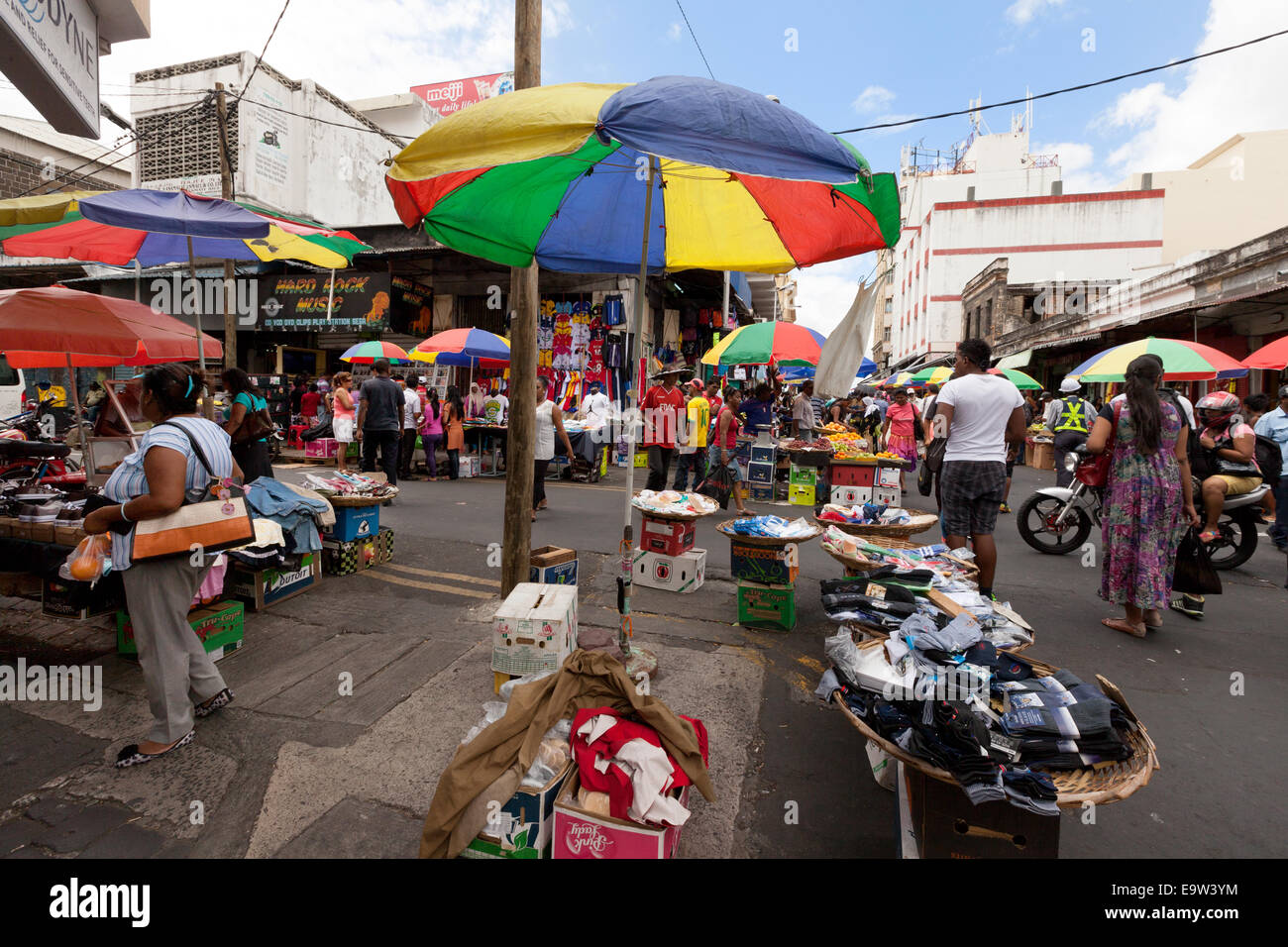 Scène de rue avec des gens de l'île Maurice à un marché en plein air pittoresque Street, Port Louis, Ile Maurice Banque D'Images