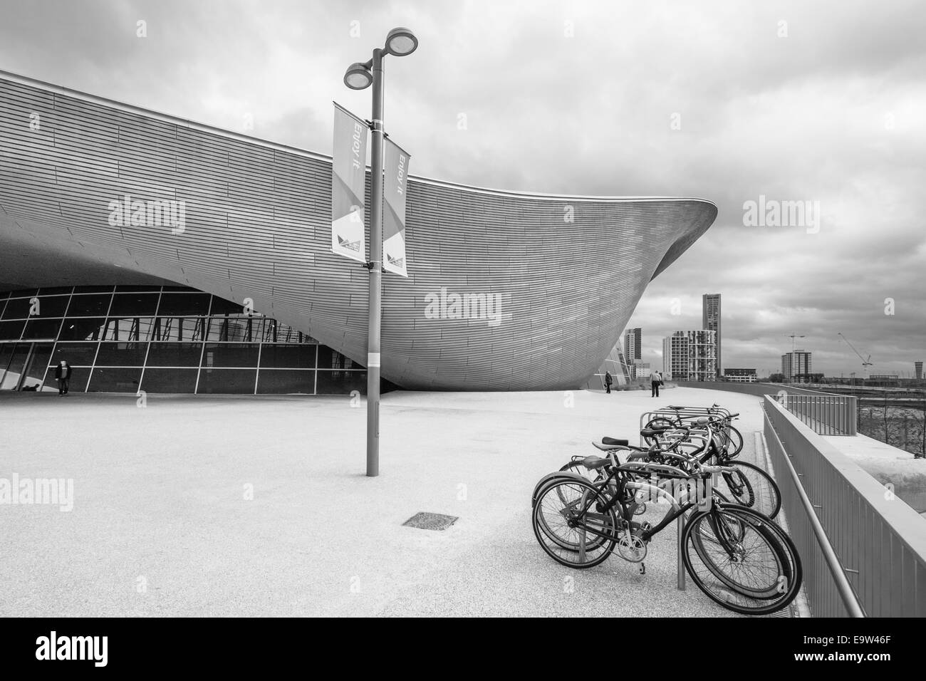 L'Aqua Centre, Queen Elizabeth Olympic Park, Londres en monchrome. Banque D'Images
