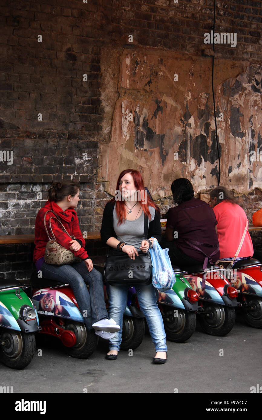 Un café dans le Camden Lock village calme du nord de Londres, Angleterre. Banque D'Images