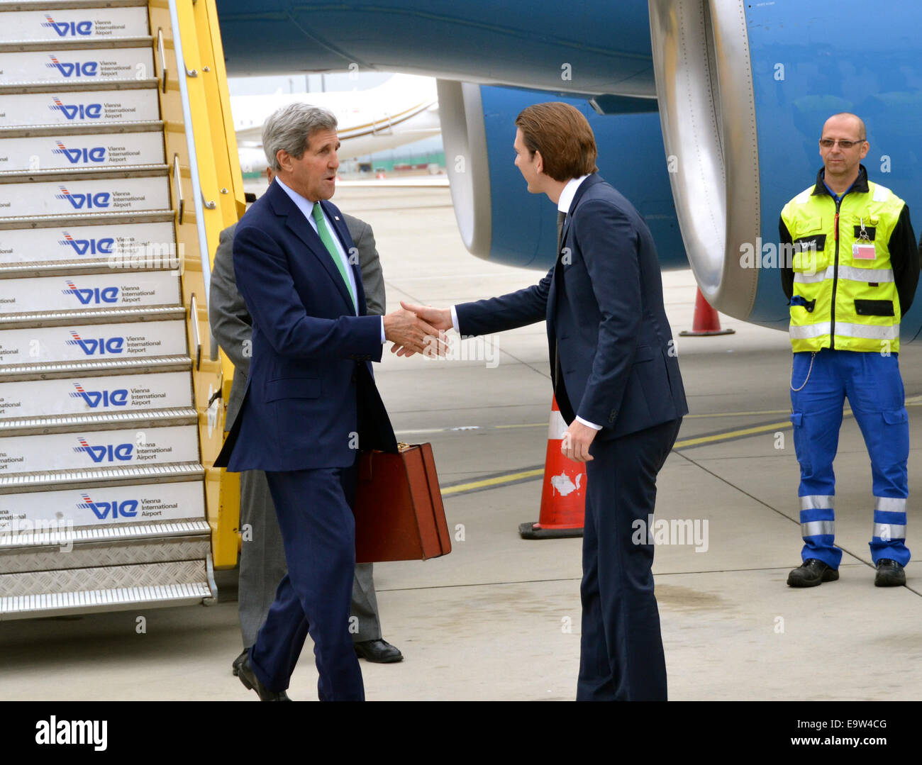 Le secrétaire d'Etat John Kerry est accueilli par la ministre autrichienne des affaires étrangères, Sebastian Kurz à l'arrivée à Vienne, en Autriche, pour une réunion trilatérale avec Lady Ashton, Haute Représentante de l'UE et ministre des Affaires étrangères iranien Zarif dans le cadre de l'nuc Banque D'Images