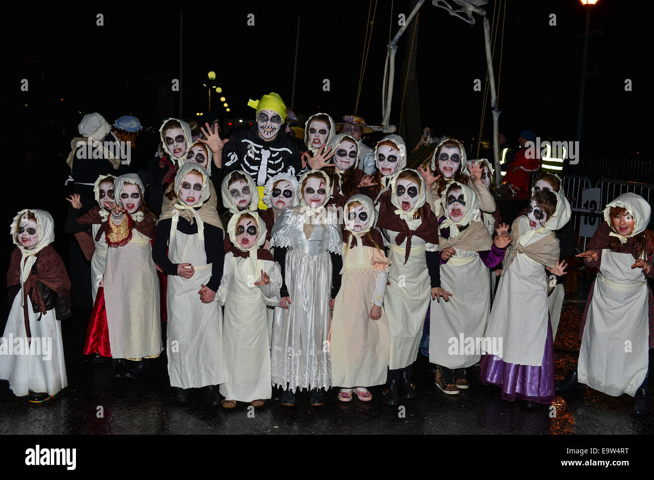 Stock Photo - Participants portant des costumes Spooky Halloween annuel pendant la parade. ©George Sweeney/Alamy Banque D'Images