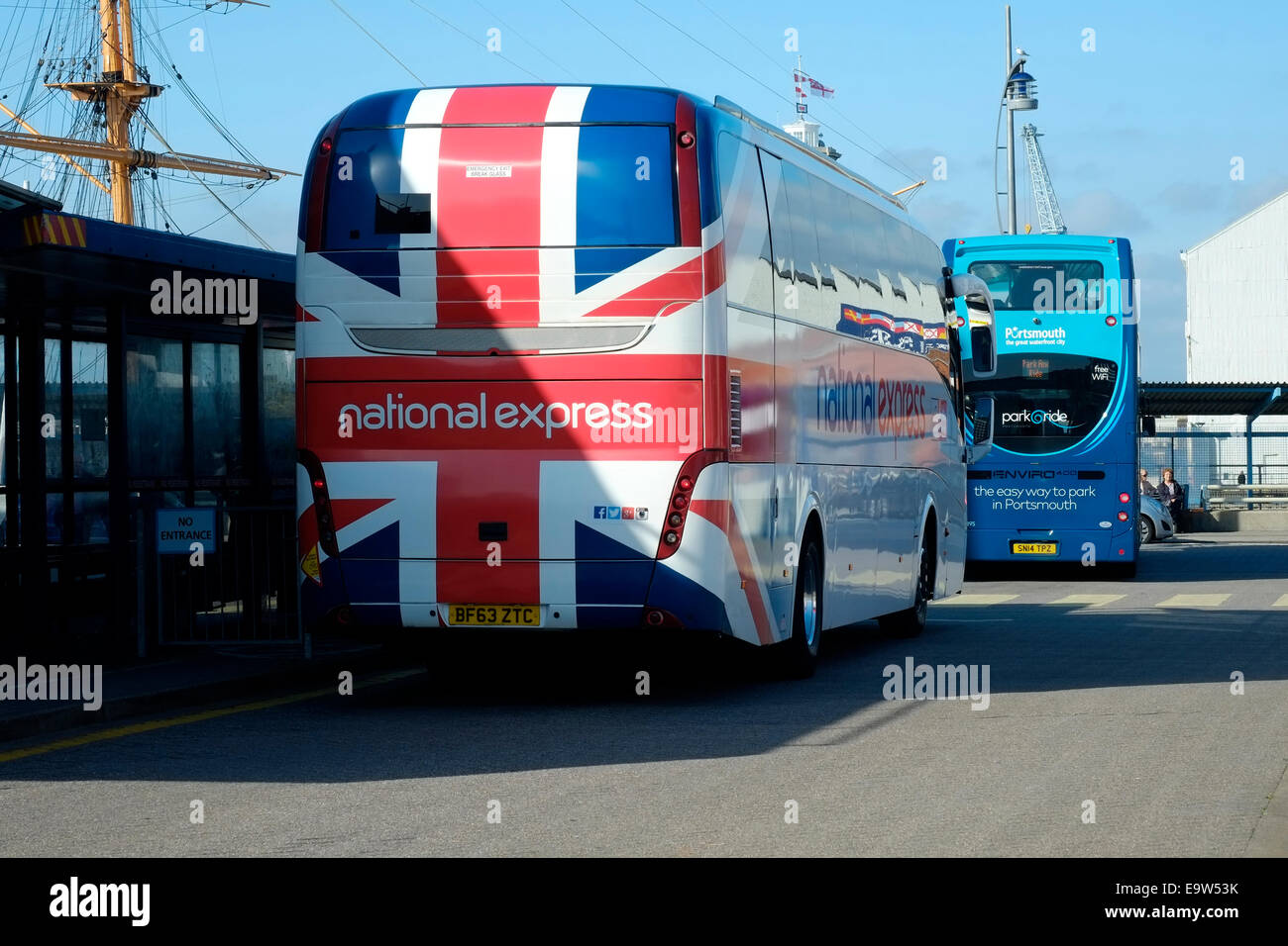 National Express Coach avec un dessin du drapeau de l'union à l'arrière à l'interchange dur portsmouth england uk Banque D'Images