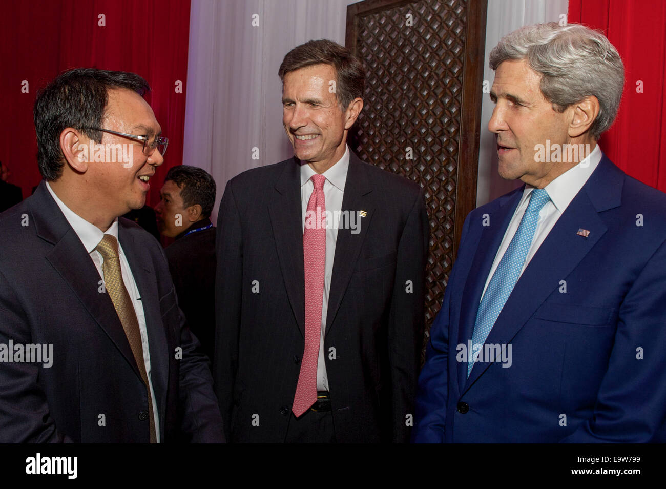 Gouverneur de Jakarta Basuki Tjahaja Purnama parle avec le secrétaire d'État américain John Kerry et l'Ambassadeur des États-Unis à l'Indonésie après Robert Blake les deux représentés au Président Obama pour inauguration Président indonésien Joko Widodo à Jakarta, en Banque D'Images