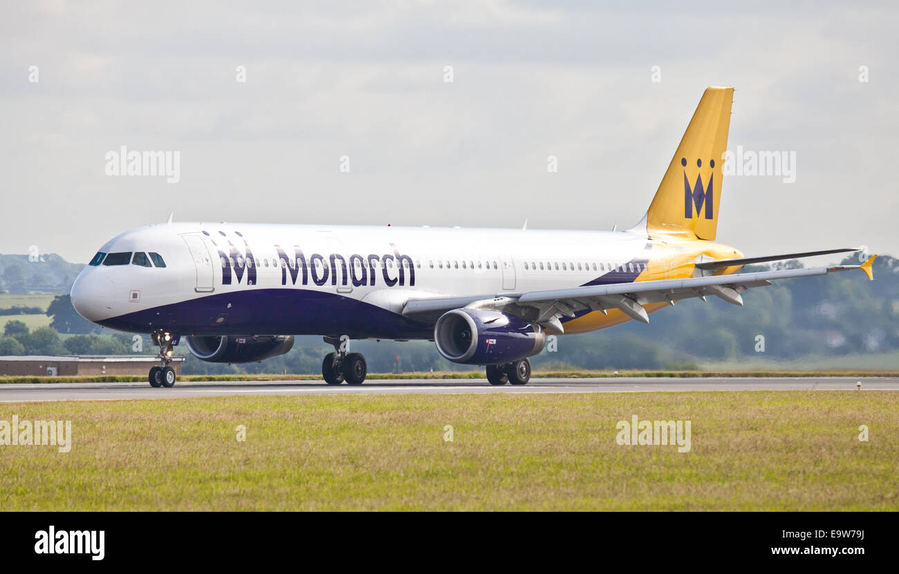 Monarch Airways Airbus A321 G-ZBAG décollant de l'aéroport de London-Luton LTN Banque D'Images