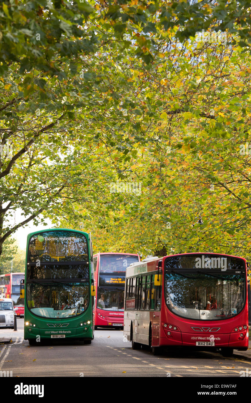 Les transports en bus dans le quartier verdoyant de Colmore Row, dans le centre de Birmingham City Centre Banque D'Images