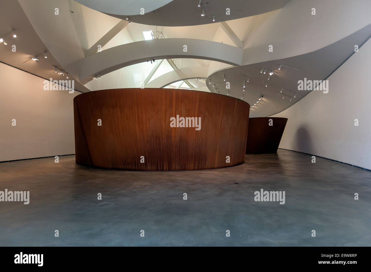 La question de temps par Richard Serra. Musée Guggenheim Bilbao conçu par l'architecte Frank Gehry, canado-américaines Banque D'Images