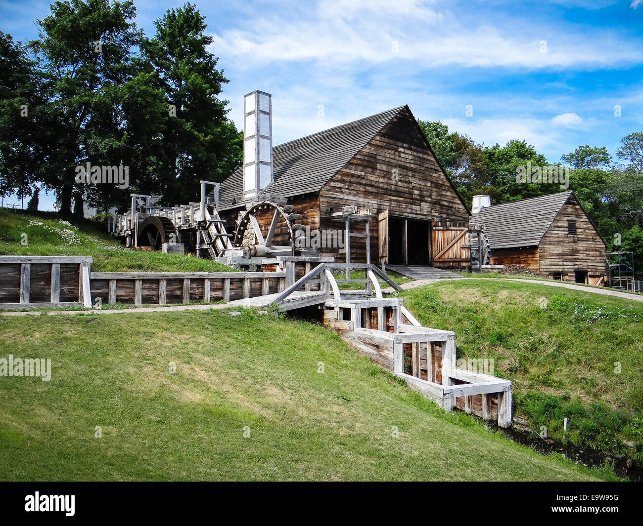 Saugus Iron Works Forge et Moulin - vue de la forge à Saugus Iron Works, dans le Massachusetts, ainsi que le matériel roulant et l'usine de découpe la forge utilisé un gros marteau pour comprimer le fer à repasser. L'établissement a renforcé le fer, qui, dès la sortie de l'explosion furna Banque D'Images